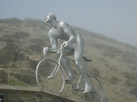 Le Géant du Tourmalet il symbolise Octave Lapize 1er Cycliste à passer en tête du Tourmalet lors du tour de France 1910